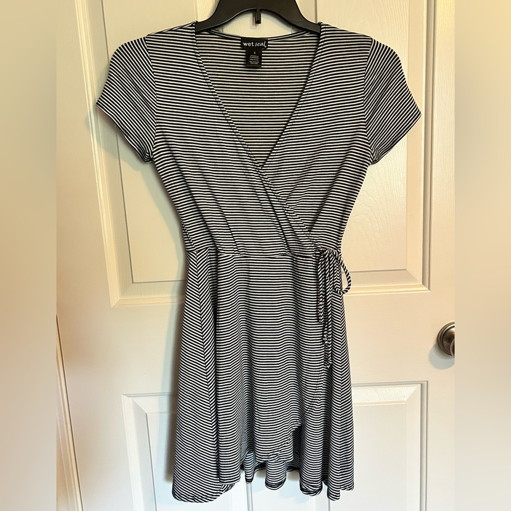 Wet seal, Small, Black and white stripes